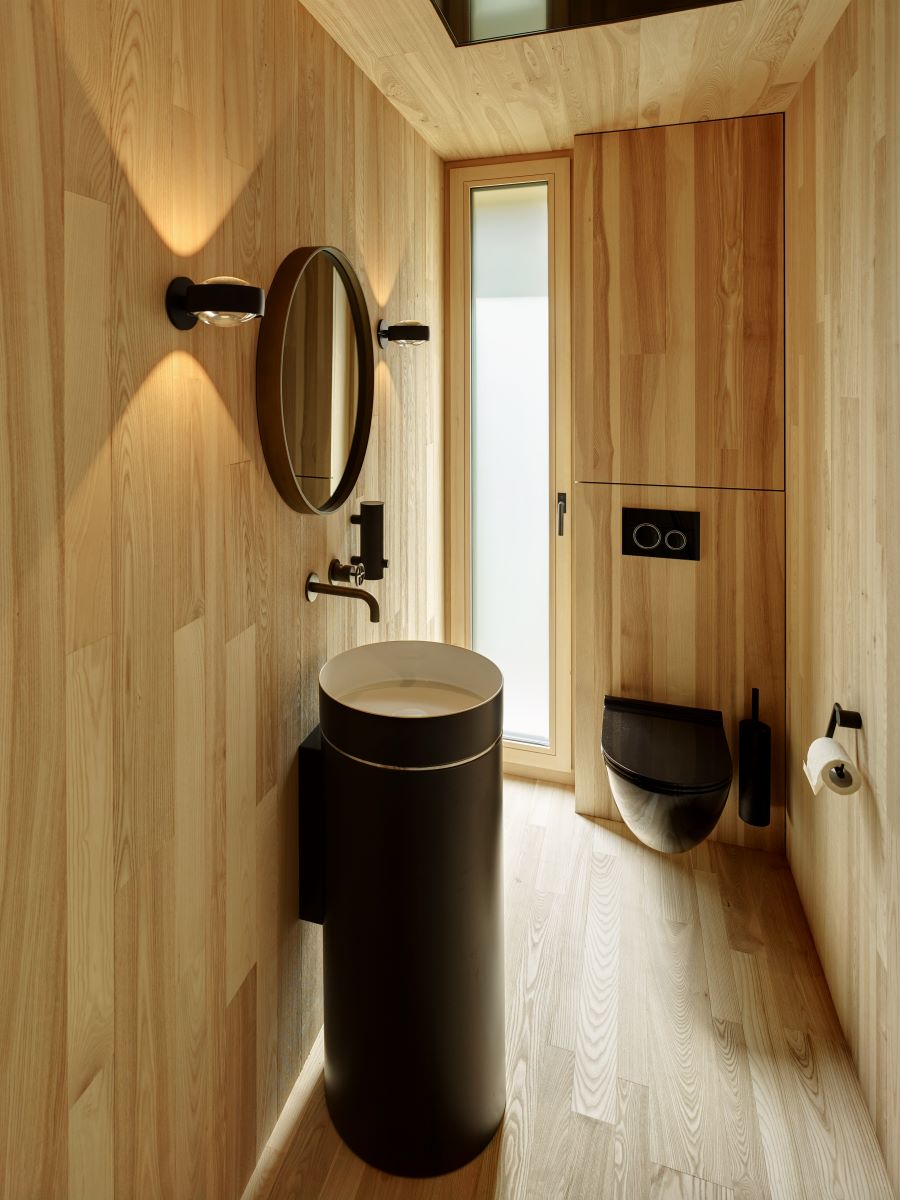 Ešte aj toaleta má jasný rukopis architektov. Čierne WC nevyzerá vôbec zle, čo poviete?