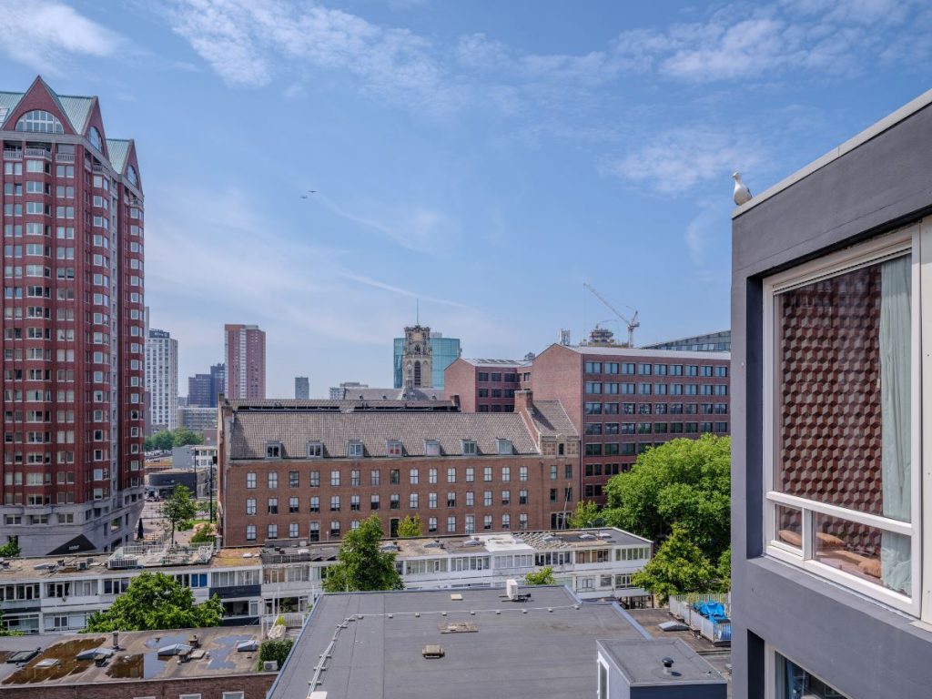 Výhľad na Rotterdam a časť miniatúrneho bytu The Cabanon.