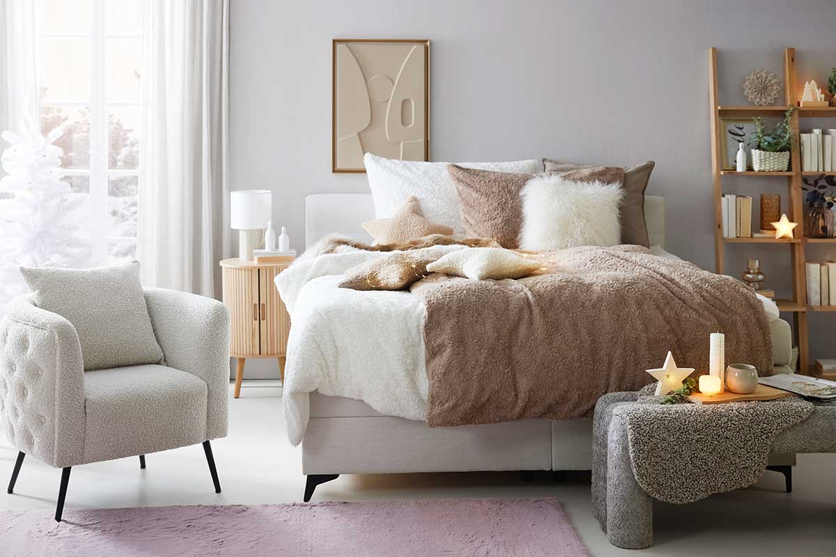 Posteľná bielizeň Rabbit Brushed, 70 x 90, 140 x 200 cm, 19,99 €, kožušinový vankúš Star, 43/40/8 cm, 9,99 €, stolná lampa Bulgi, priemer 20 cm, výška 30 cm, 29,99 €, dekoračný anjel Mary – Paz, 15 cm, 7,99 €