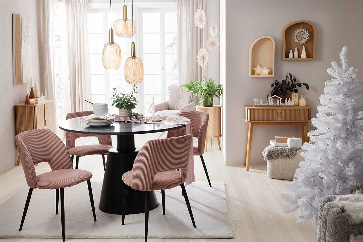 Stolička Zoe, staroružová, 51/85/57 cm, 79,99 €, závesné svietidlo Emo, čierna, jantárová, 18/120 cm, 39,99 €, dekoračná hviezda Gabriel_Paz, 13,3/12,4/3,6 cm, 4,99 €, stojan na sviečku Emma Paz, cédrové drevo, 9,99 €