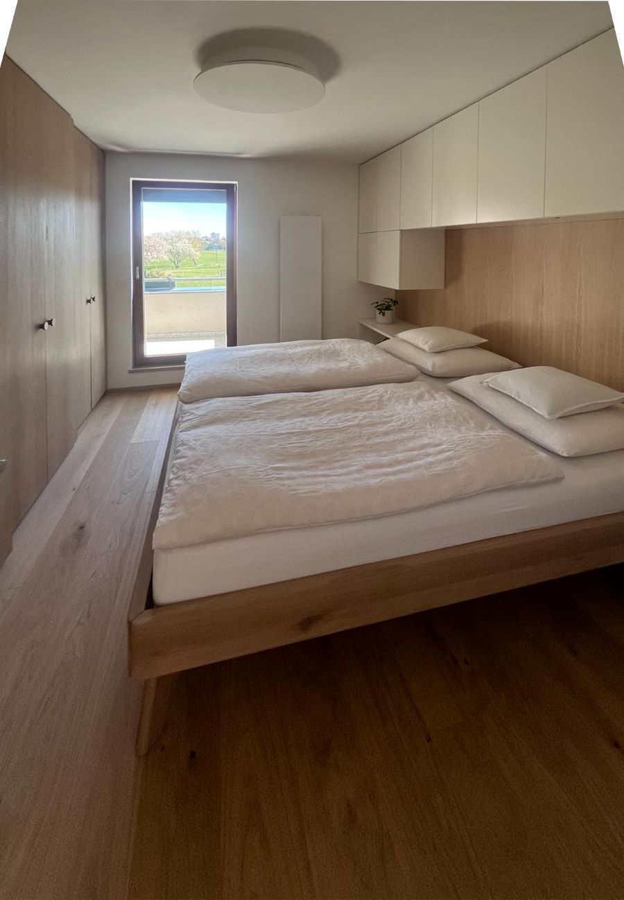 Spálňa rodičov sa nachádza hneď vedľa obývačky. S priľahlou kúpeľňou je prepojená nielen cez chodbu v byte, ale aj cez balkón, kam sa dá vyjsť z oboch miestností.