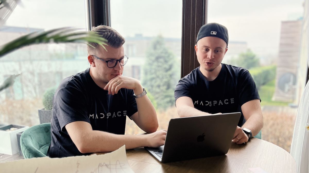 Dávid Minárik a architekt Máté Asbóth.