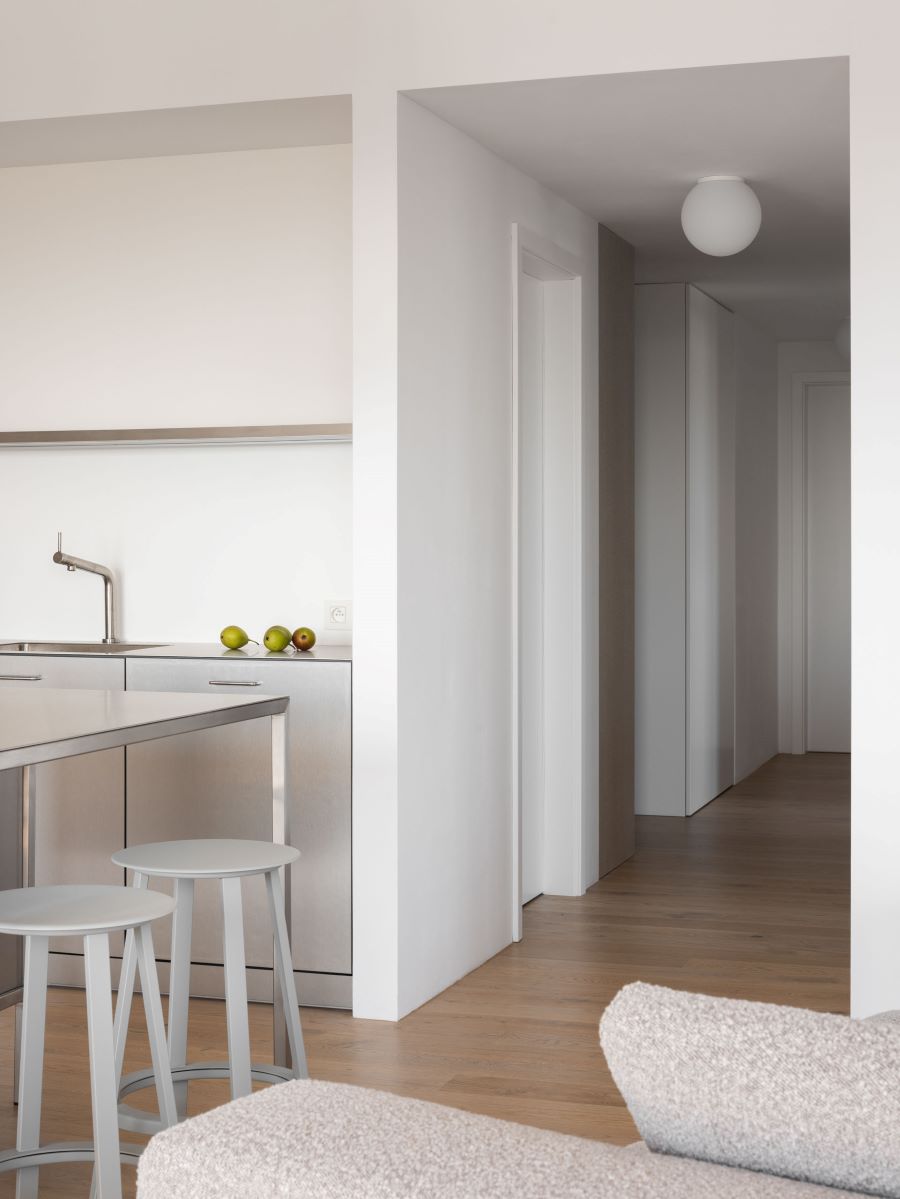 Architekti sa pri navrhovaní bytu zamerali na jednoduché začlenenie materiálov a vytvorili čistý, nerušený priestor.