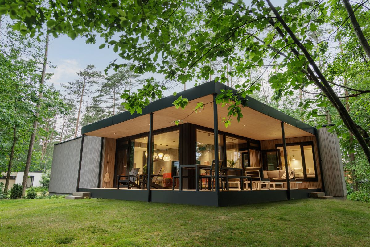 Architekti čerpali inšpiráciu od holandských architektov Van den Broeka a Bakema, ale chatu vytvorili ako modulárnu stavbu.