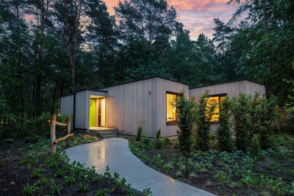 Chata bola postavená ako nová generácia klasických bungalovov v Center Parcs.