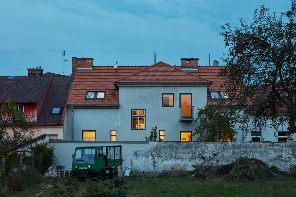 Kým spredu vás dom upúta ružovou fasádou a červenými dverami, zozadu pôsobí pomerne nenápadne.