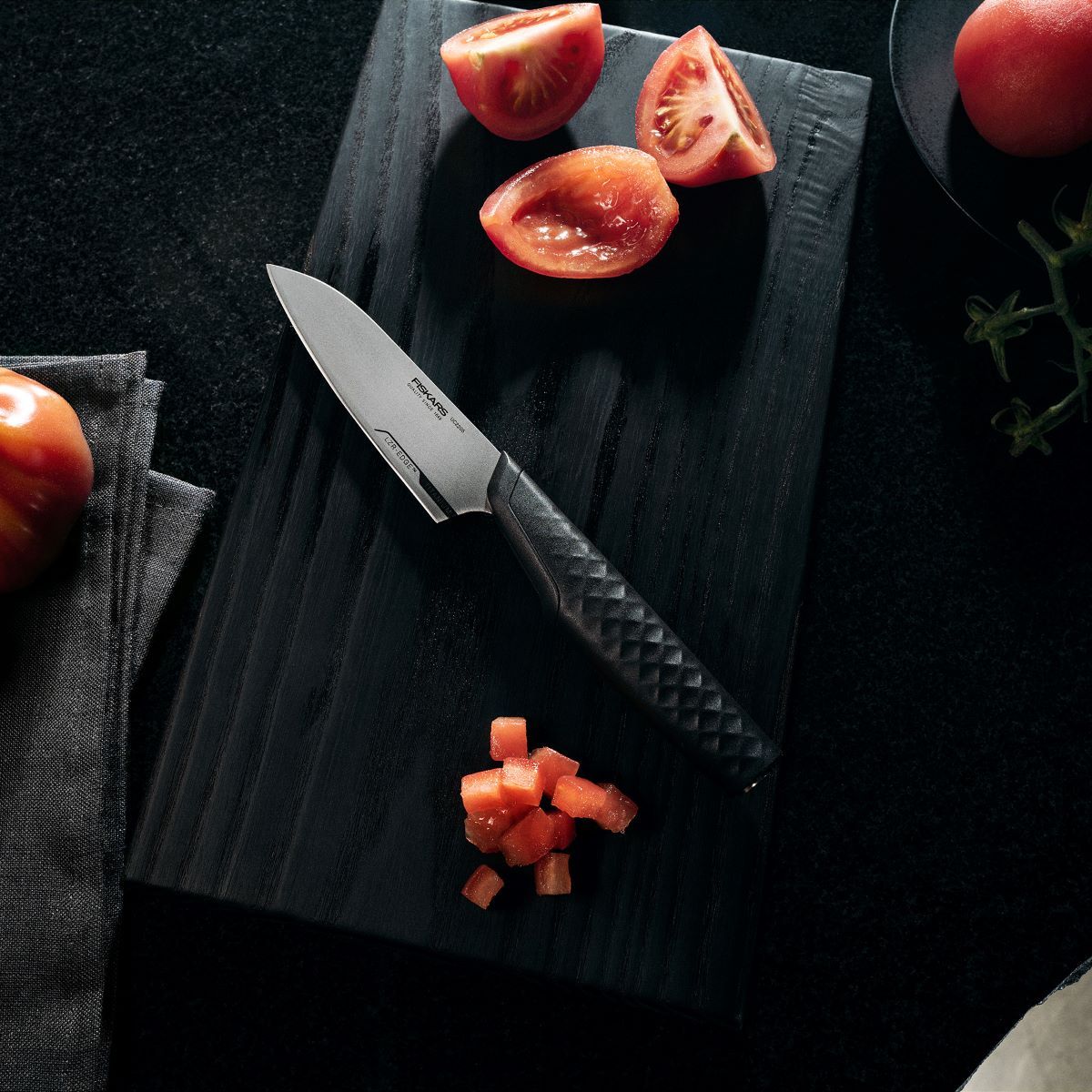 Okrajovací nôž Fiskars Taiten je ideálný na všetky druhy lúpania a krájania.