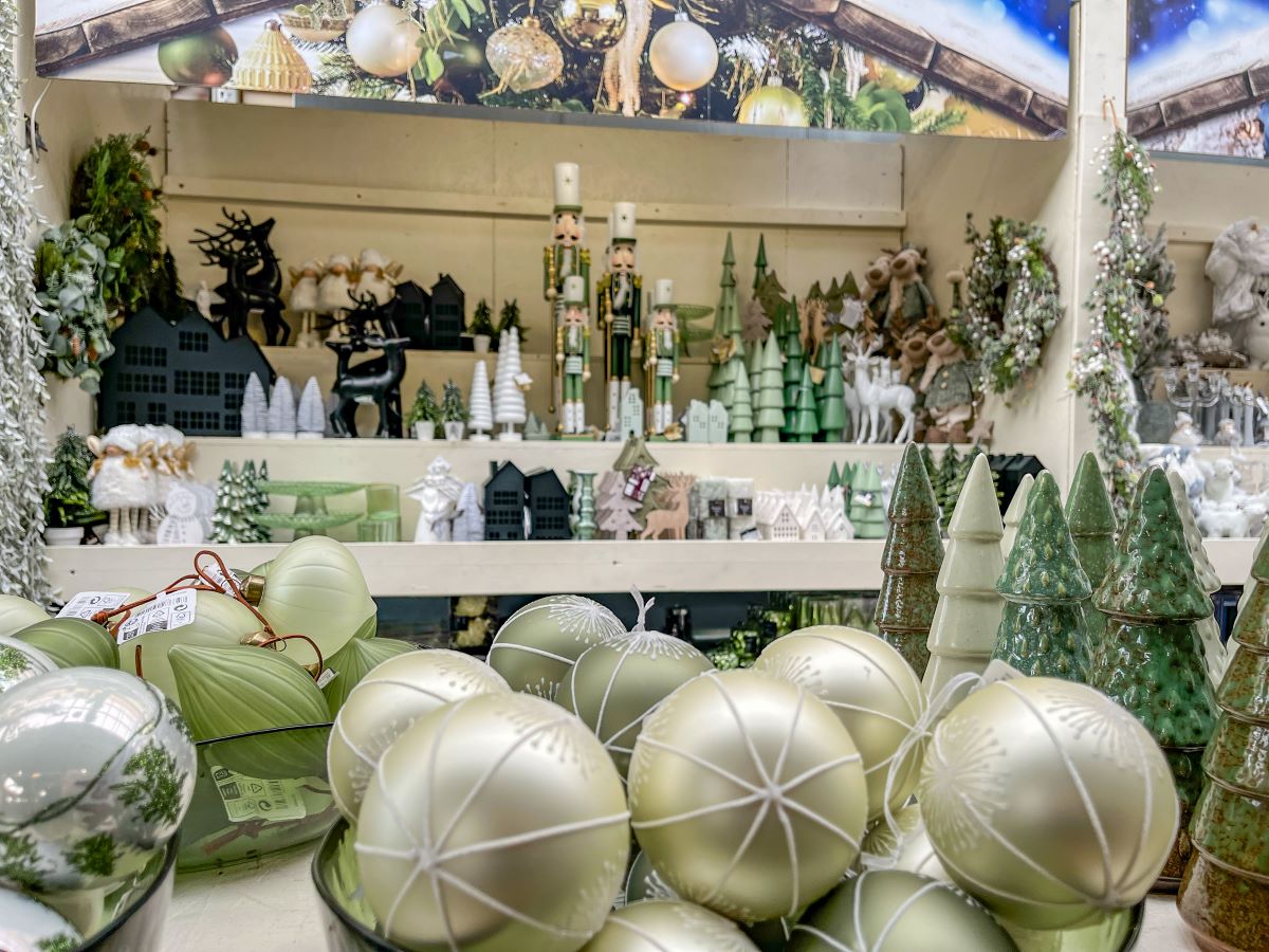 Dekorácie White Christmas v predajni Hornbach.