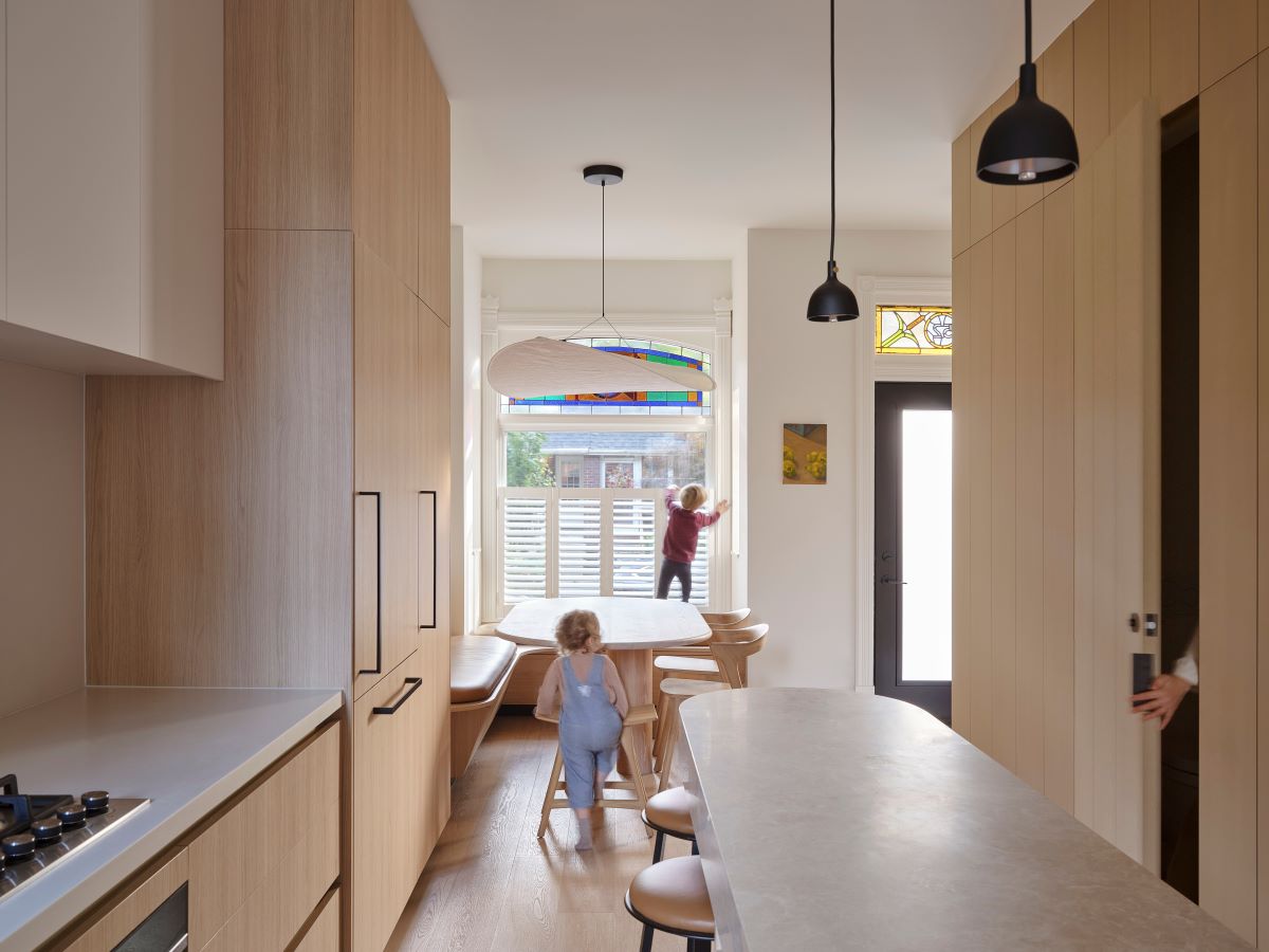 Architekti zariaďovali prízemie nábytkom na mieru, aby maximalizovali úložný priestor.