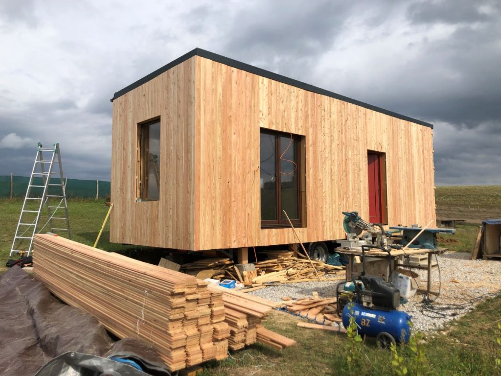 Drevený tiny house Valigurovcov počas výstavby.