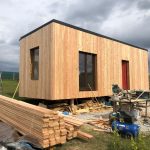 Drevený tiny house Valigurovcov počas výstavby.