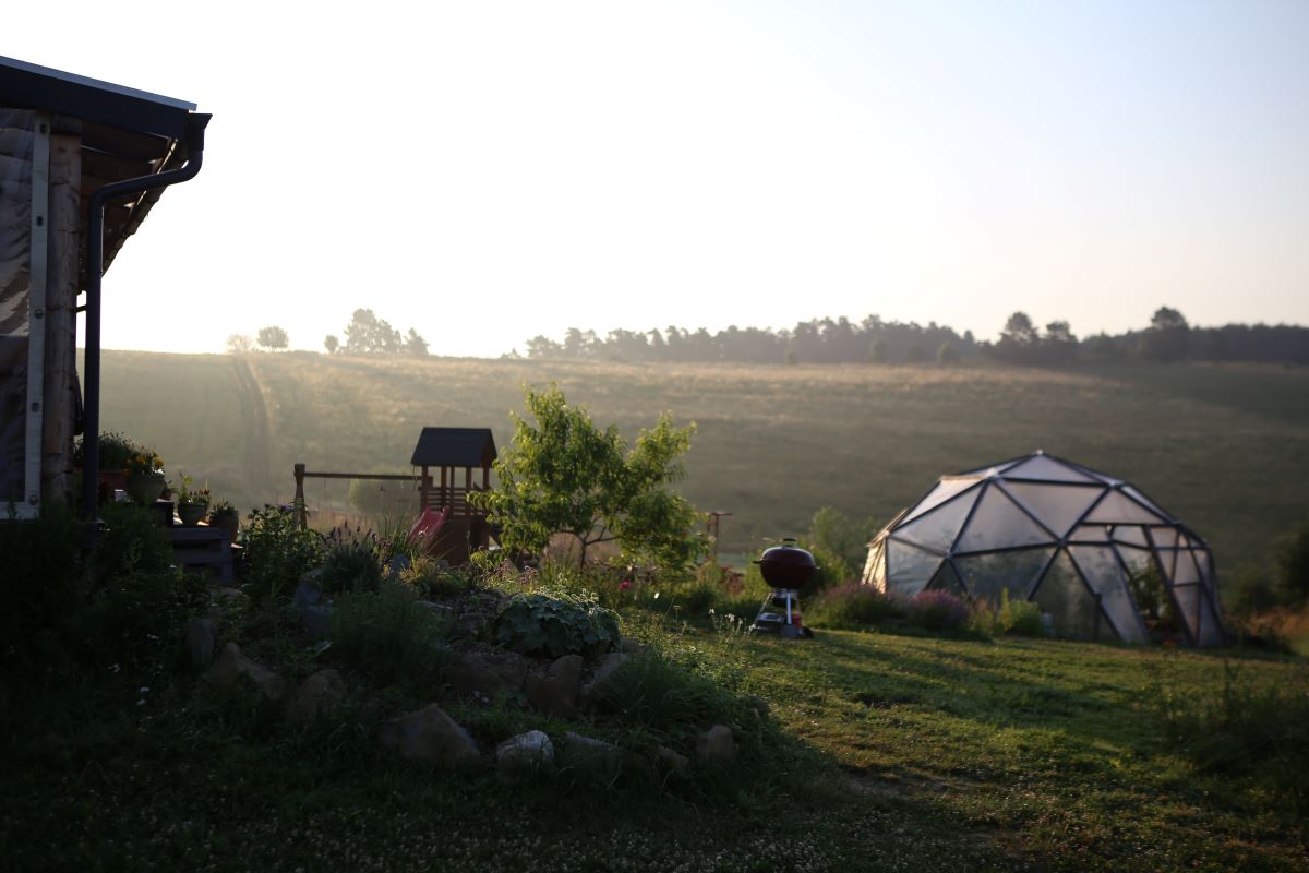 Permakultúrna záhrada pri tiny house rodiny Valigurovcov.