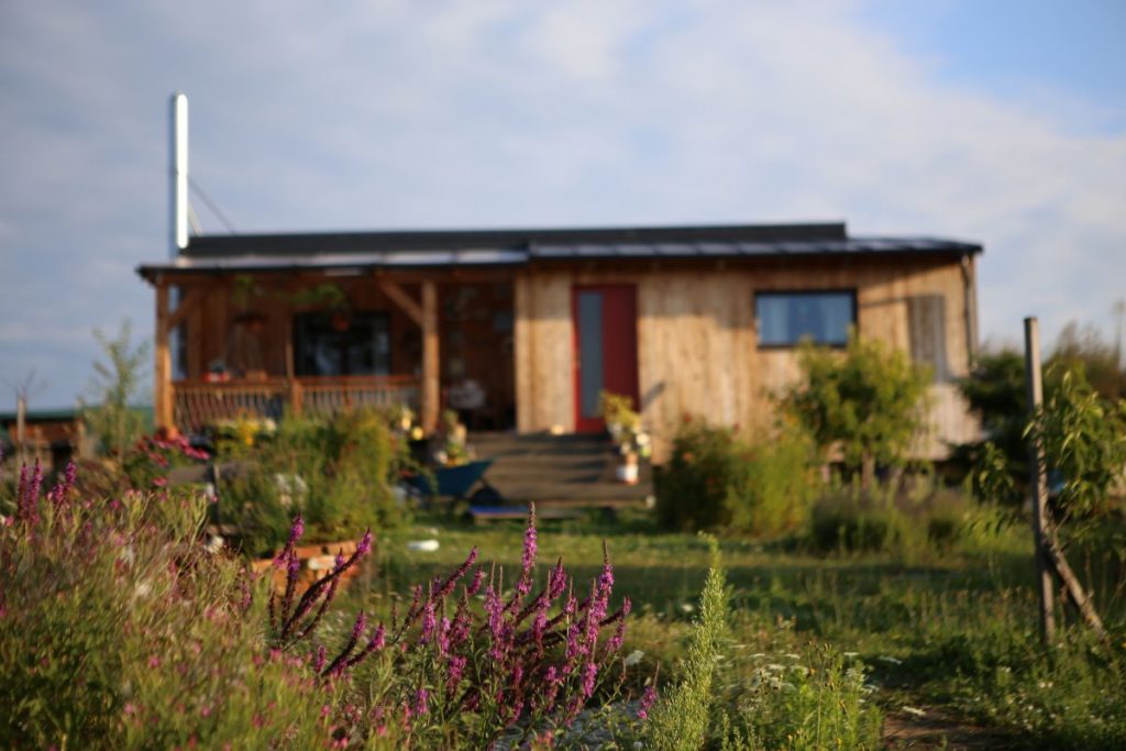 Tiny house manželov Valigurovcov a ich záhrada pred domov.