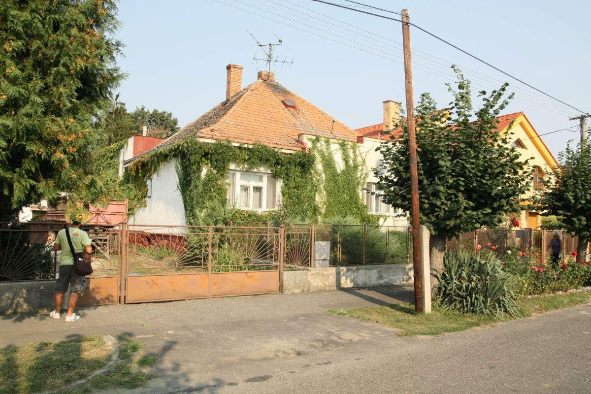 Dom v Michalovciach postavili v polovici 20. storočia. Obrastala ho zeleň a interiéry boli tmavé. Radikálna premena to zmenila.