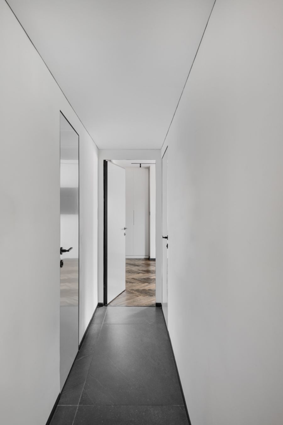 Od vstupu pôsobí byt čisto a minimalisticky. Napriek prvotnému dojmu mu však nechýba útulnosť ani elegancia.