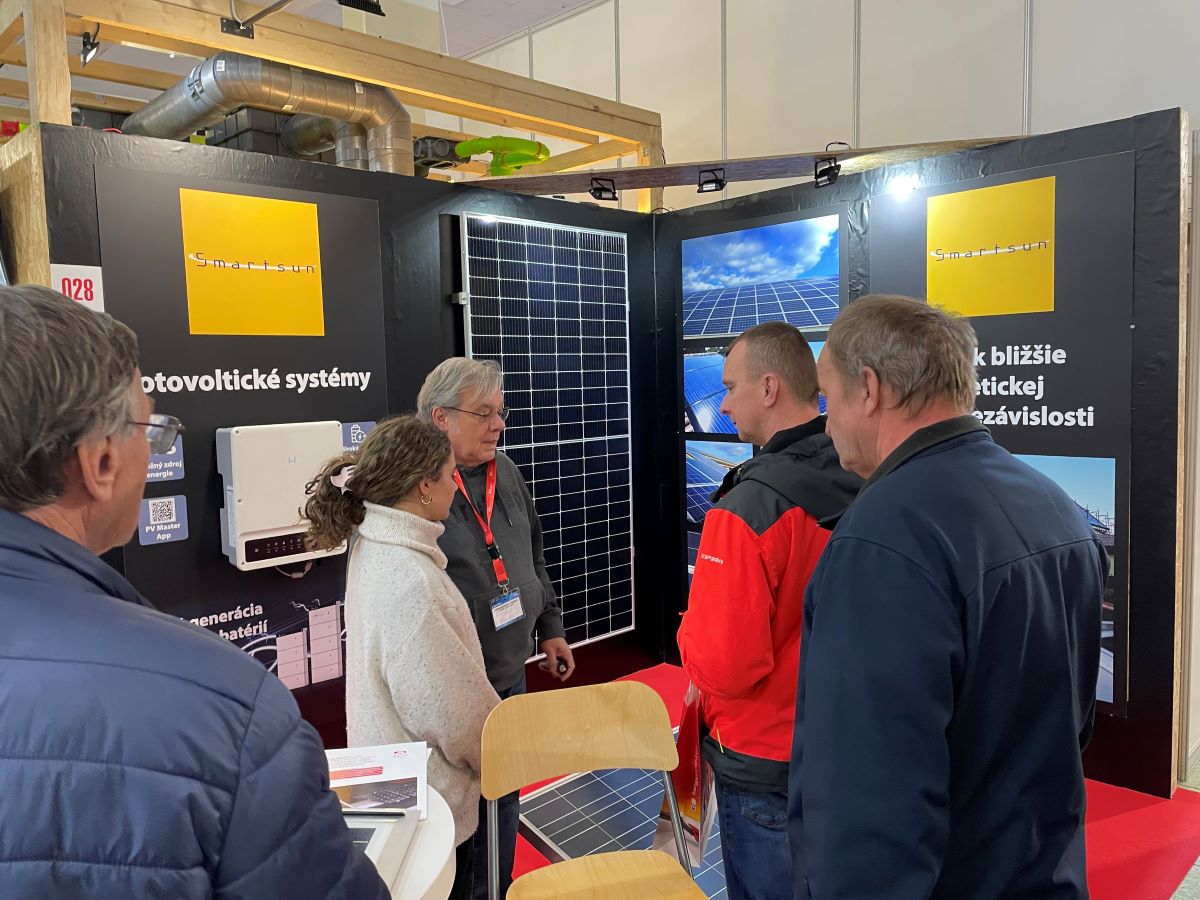 Moderné fotovoltaické panely predstavujúce efektívne riešenie pre výrobu čistej energie. 