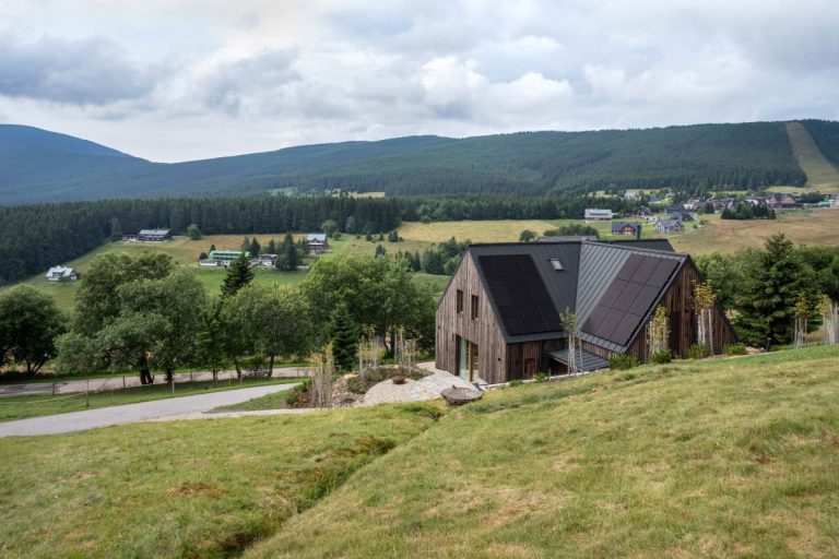 Problémy neobišli ani architekta, pre veľkosť okna sa musel naťahovať s úradmi. Pre svoju rodinu vytvoril v horách úžasné miesto na relax