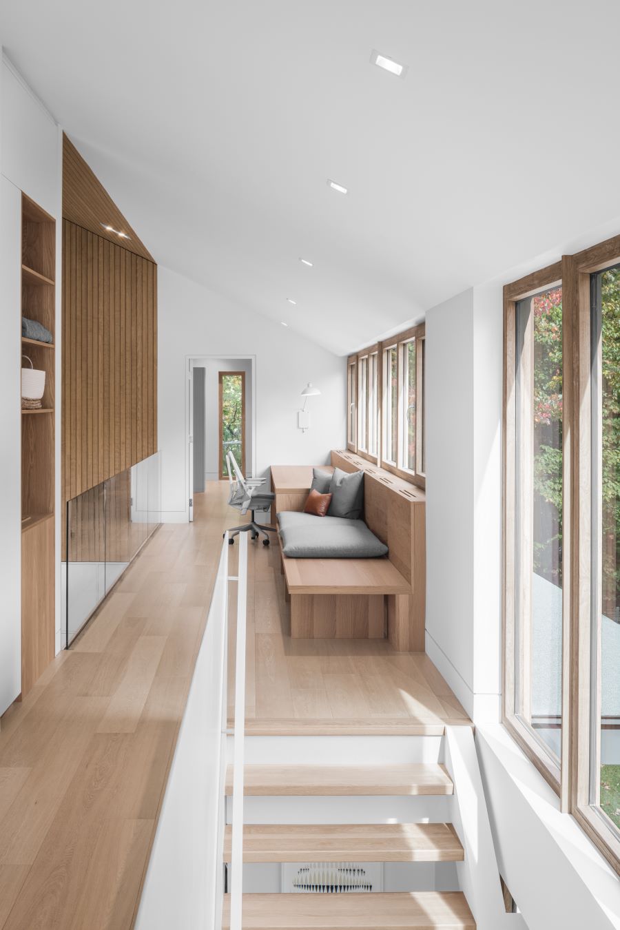 Väčšina vybavenia, ako sú pracovné dosky a úložné jednotky, je integrovaná do architektonického projektu s neustálym záujmom o súdržnosť a jednoduchosť.