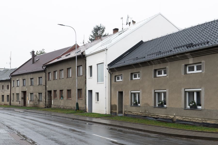 Pohľad z boku ulice na exteriér úzkeho rodinného domu v Senici na Hané.