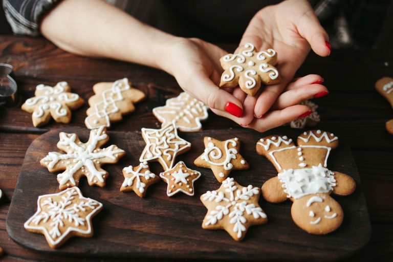 Zázvorové medovníky, zamatové cupcakes či mandľové sušienky. Upečte si s nami chutné vianočné koláče