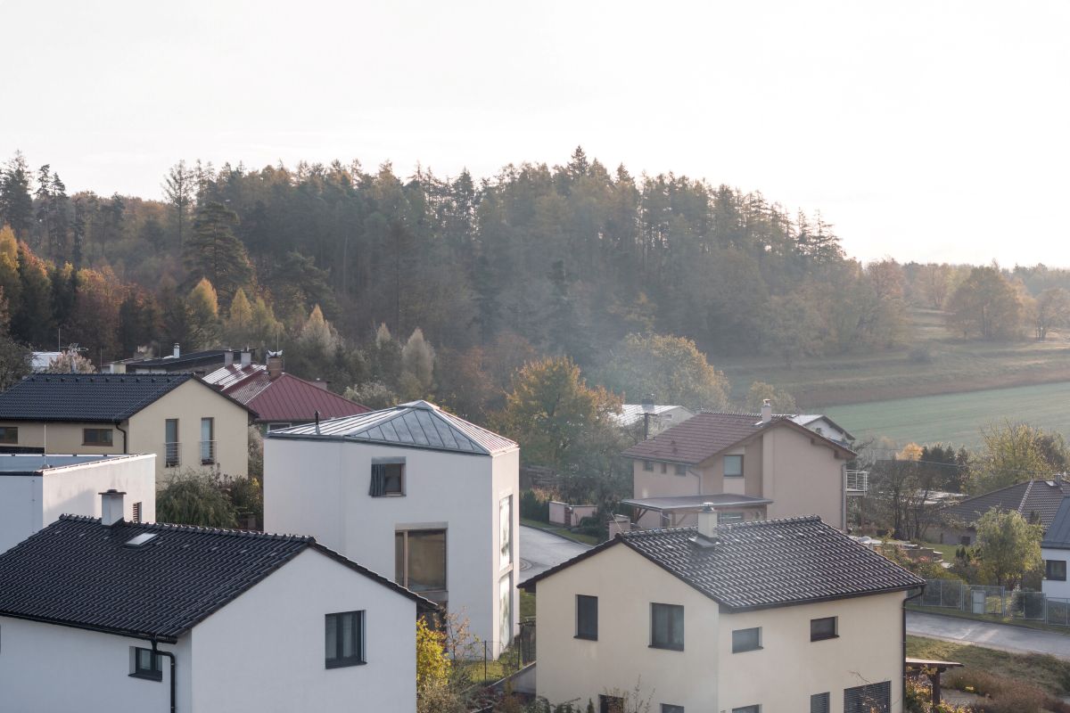 Výhľad na rezidenčnú štvrť obklopenú prírodou, kde medzi klasickými domami vyniká moderná novostavba.