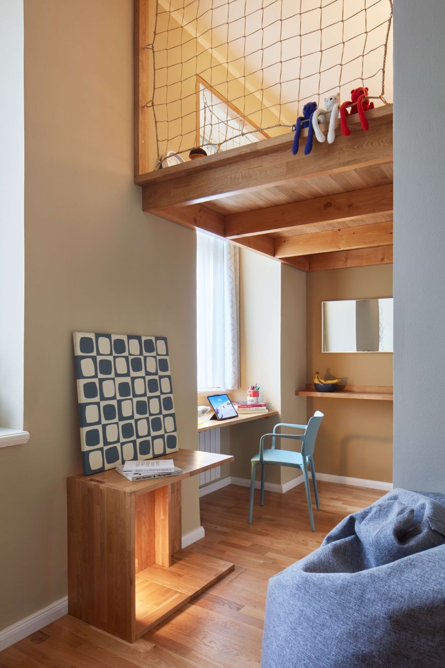 Do obytného priestoru s rozlohou 15 m2 sa vošla kuchyňa, miniatúrna obývačka, ktorú predstavuje rozkladacie kreslo, pracovňa meniaca sa na jedáleň a viacero úložných priestorov. Spálňu predstavuje galéria nad kuchyňou.