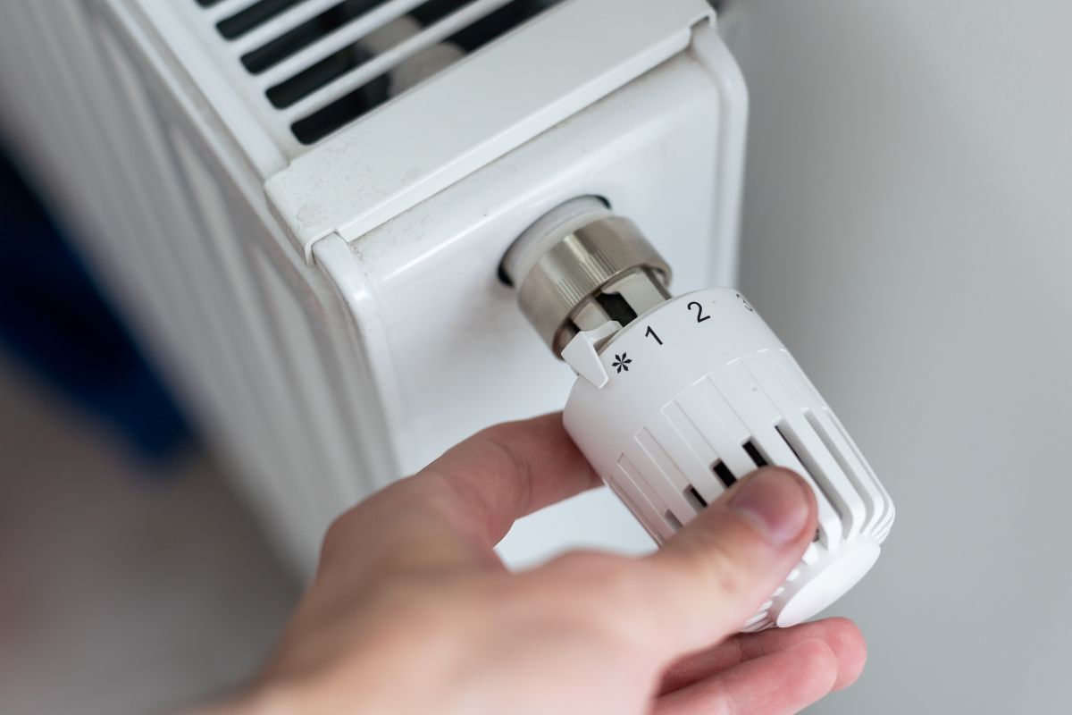 Termostatická hlavica slúži na ovládanie radiátora, spravidla má stupnicu označenú od jedna po päť asi po 5°C, (od približne 15 po 29°C). Nastavenie so symbolom vločky využite, keď budete niekoľko dní preč z bytu. 