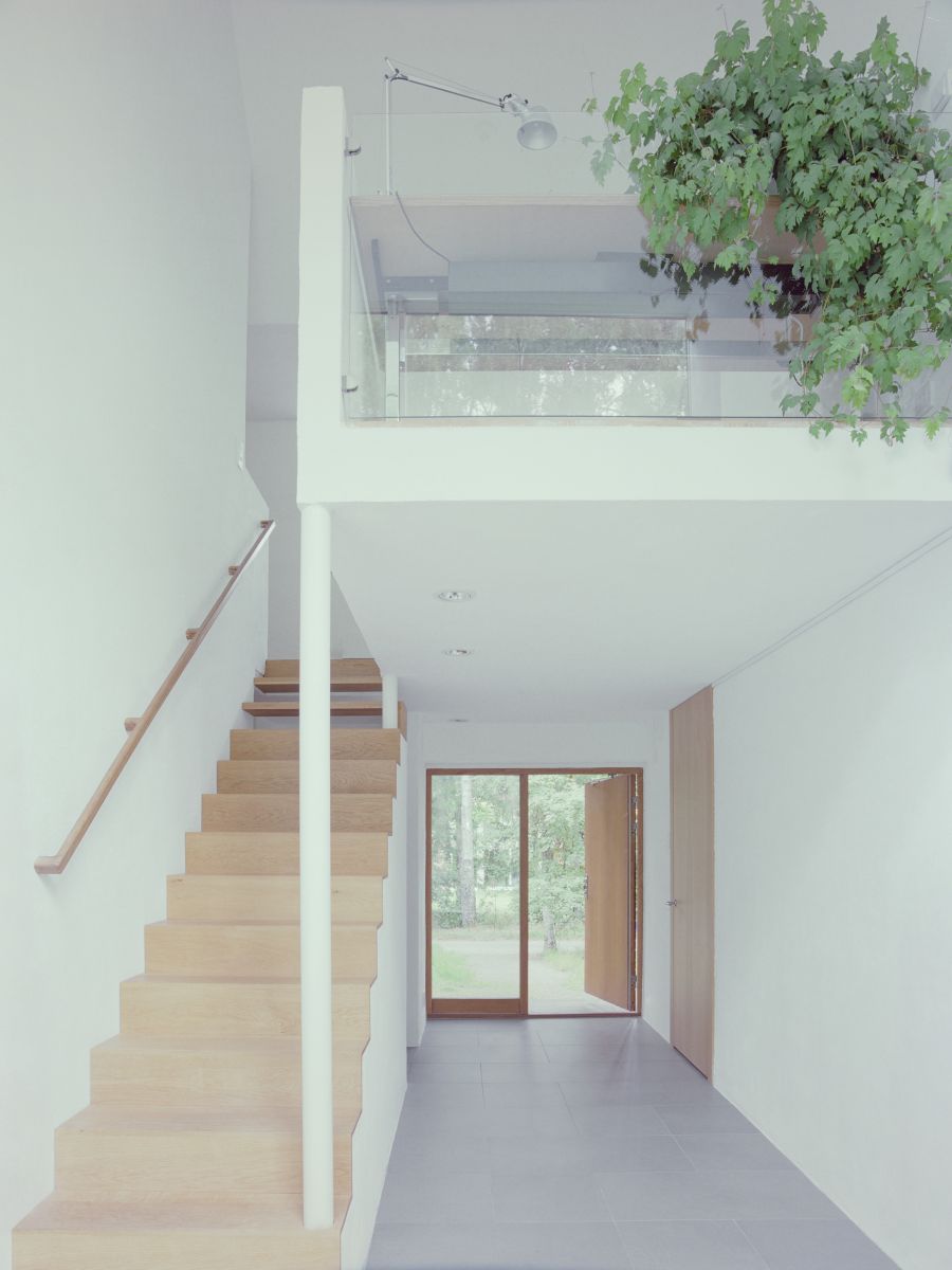 Dom svojou architektúrou a dizajnom, ale aj vďaka prostrediu, v ktorom je zasadený, vytvára harmonickú a pokojnú atmosféru.