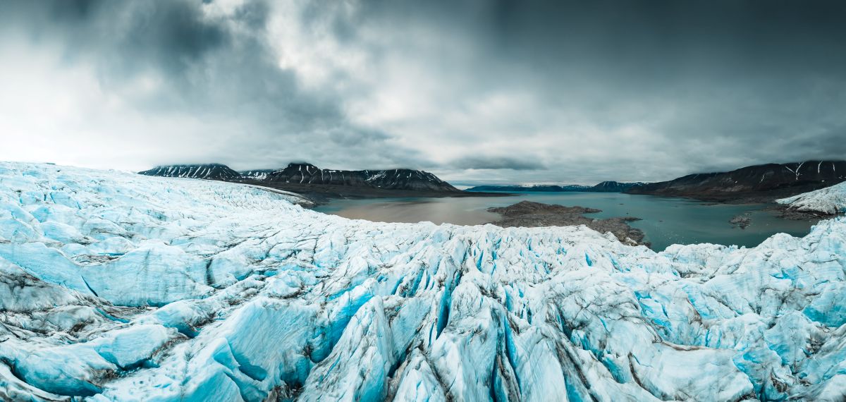 Na Svalbarde je následky globálneho otepľovania dobre vidieť. Permafrost mizne a odhaľuje krajinu pod ním, ktorá predtým viditeľná nebola.
