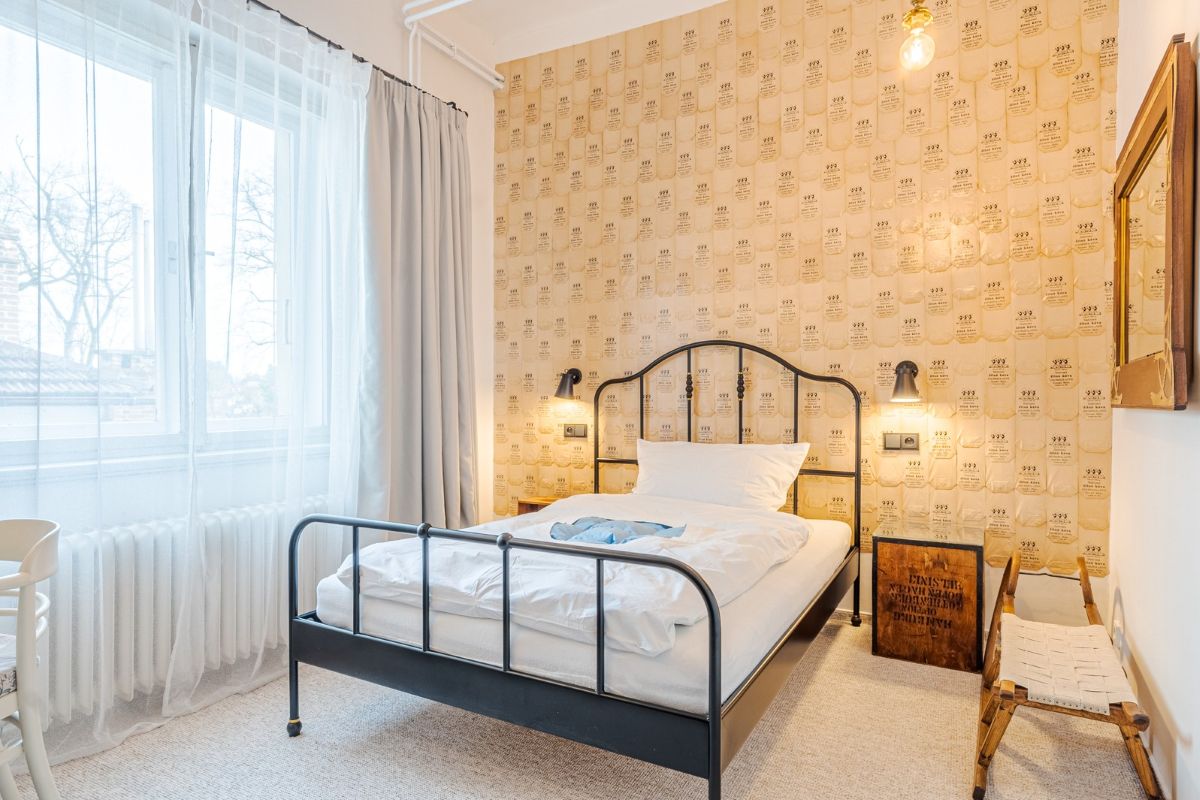 Všimnite si sánky, ktoré dopĺňajú zariadenie hlavnej spálne. Patria k zachráneným pokladom, ktoré našiel klient s architektkou na povale domu.