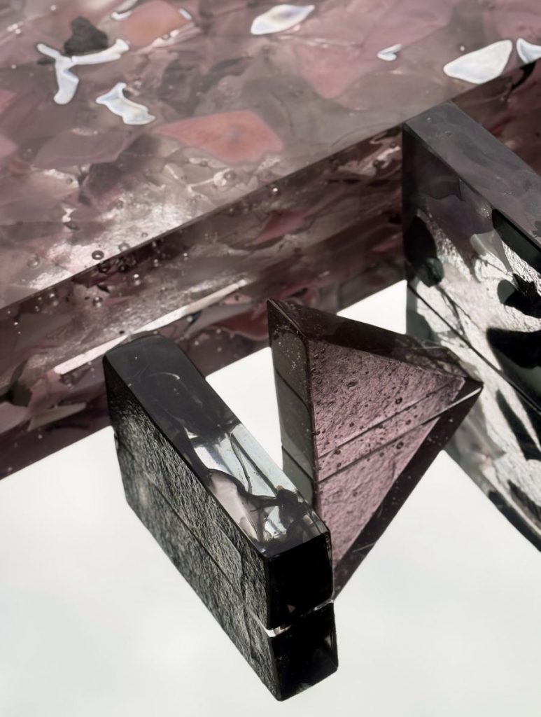 Detail skleneného ocenenia Interiér roku pri výrobe.
