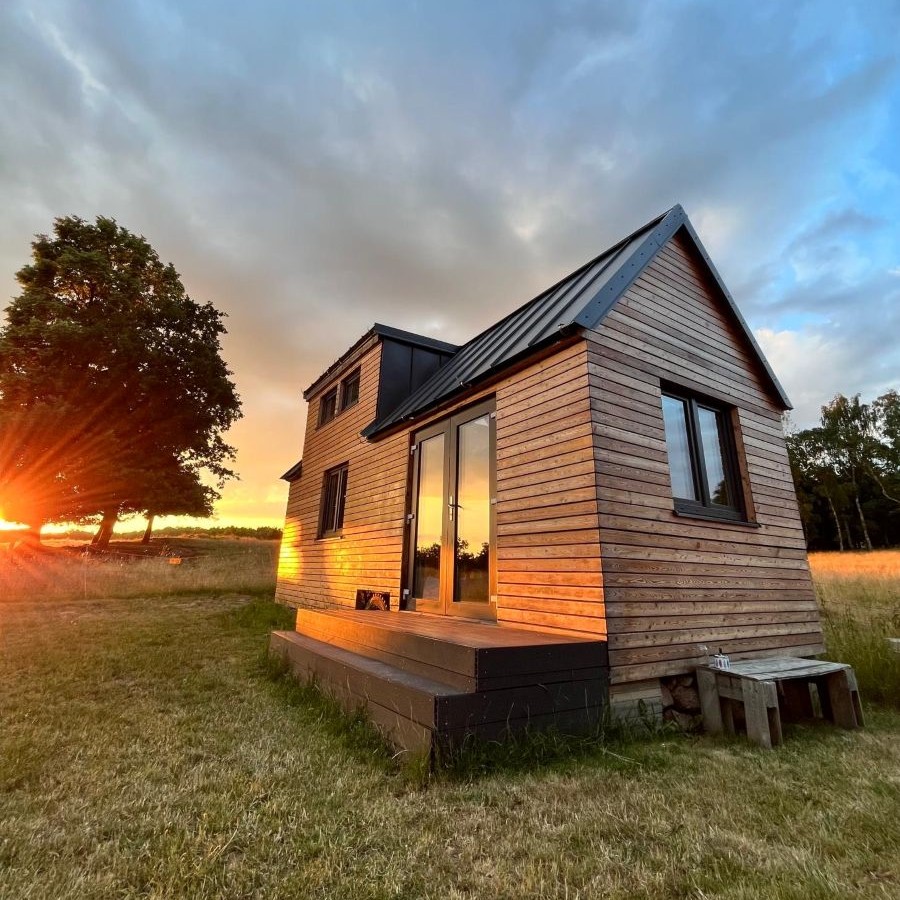 Tiny house pri západe slnka.