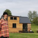 Radek Pospíšil pred dokončeným tiny house.