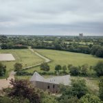 Pohľad z výšky na Water Farm uprostred rozľahlých polí a pastvín.