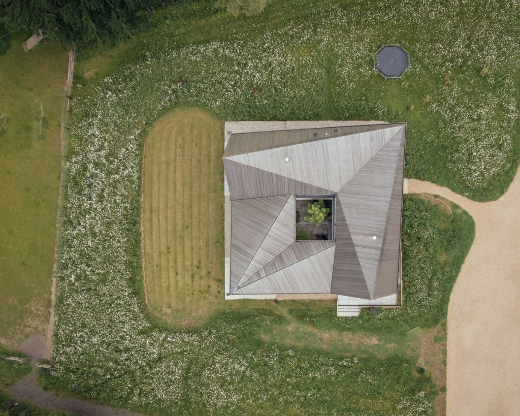 Pohľad zhora na architektonicky jedinečnú strechu Water domu Farm.