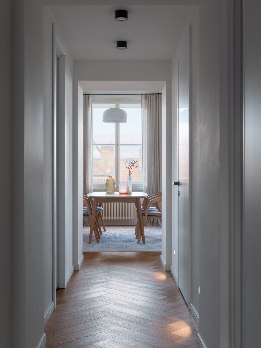 Architekti sa podieľali aj na výbere textílii či umeleckých diel do bytu.