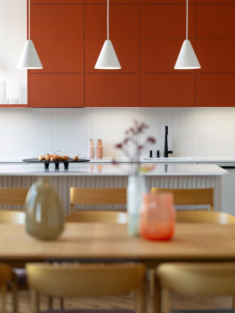 Je vidieť, že pri zariaďovaní interiéru si na vrstvení osvetlenia dali architekti záležať. Byt má tak široké možnosti modulácie atmosféry.