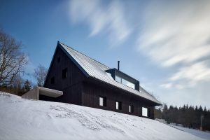 Musíte k nej do riadneho kopca, ale to je na nej to najlepšie! V chate pod lesom môžete ujsť od stresu, vychutnáte si v nej dokonalý relax