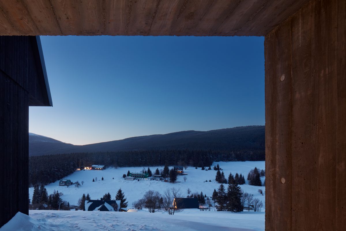Z betónového prístreška sa vám otvorí panoramatický výhľad na Sněžku, horské chalupy a zjazdovky.