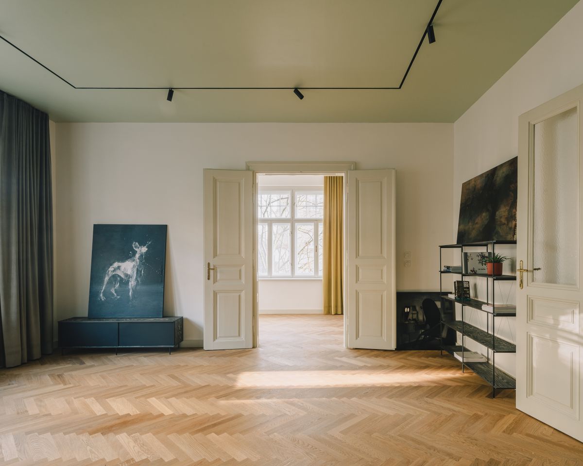 Rekonštrukcia bytu v modernisticko-kubistickom dome z 20. rokov 20. storočia v centre Bratislavy. Je kultúrnou pamiatkou a prešiel rekonštrukciou od českého architekta Klementa Šilingera. Byt bol v skvelom stave, takmer všetky historické súčasti interiéru zostali zachované. Odstránením jednej priečky vznikla centrálna obytná zóna bytu. Ostatné priestory majú nové funkcie.