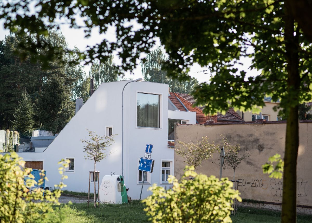 Vedľa domu stál pôvodne ešte jeden, no zbúrali ho pri rozširovaní cesty. Pri premene domu teda architekt dbal i na to, aby sa z pôvodne nerohového domu stal rohový.