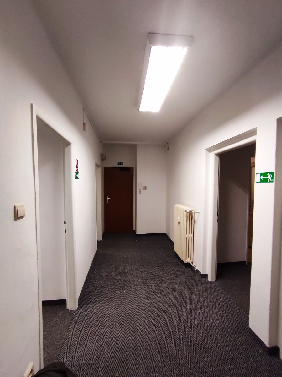Chodba medzi niekdajšími kanceláriami. Ak by ste dnes navštívili zrekonštruovaný byt, ani by ste neverili, že niekedy takto vyzerala.