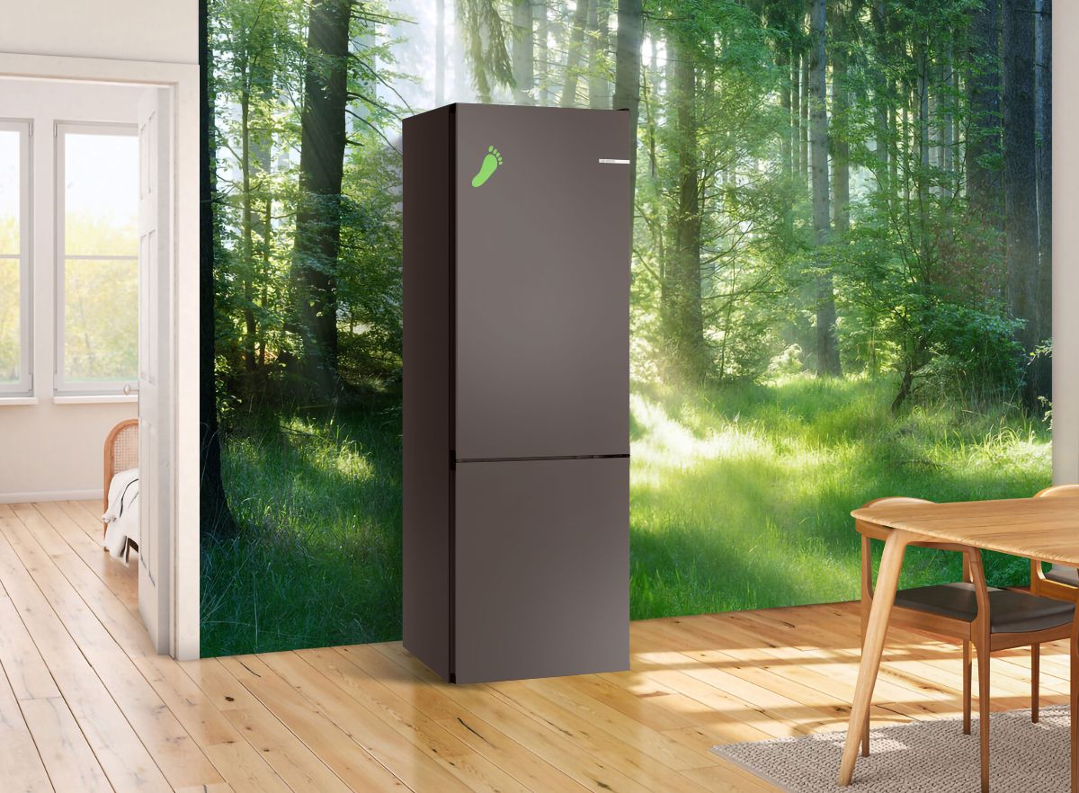 Chladnička Bosch z radu Green Collection pri stene s prírodnou tapetou.