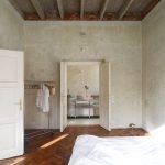 Spálňa v minimalistickom štýle s dvoma dvojkrídlovými dverami, otvorený šatník, parketová podlaha.