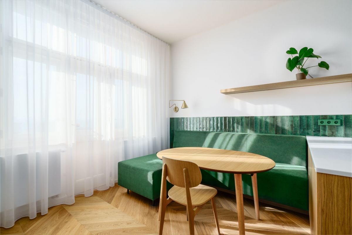 Miesto konferenčného stolíka je vybraný jedálenský, vďaka čomu architektky vytvorili praktický priestor a aj ušetrili miesto.