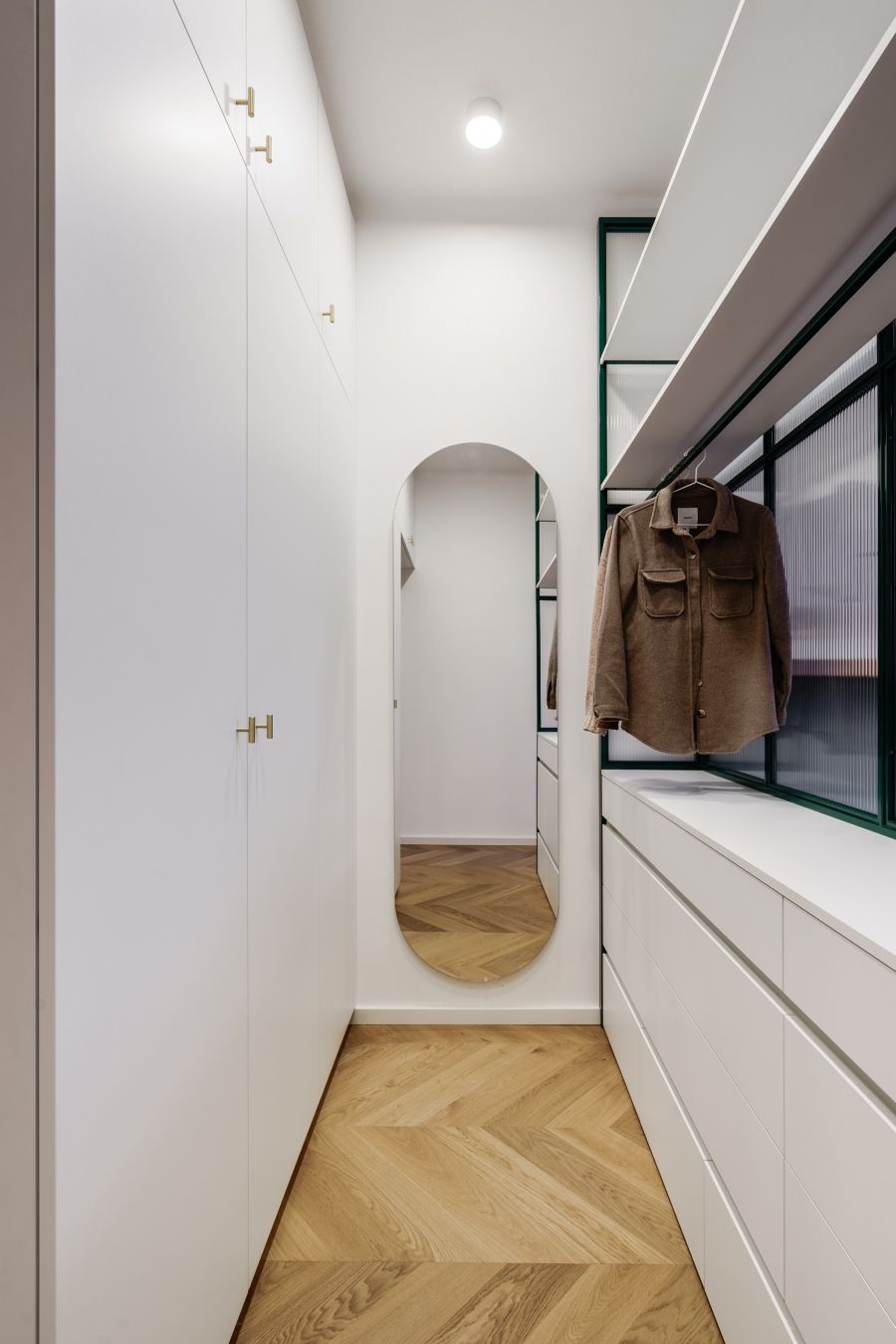 Do spálne v neveľkom byte sa architektkám podarilo umiestniť aj šatník a pracovnú niku.