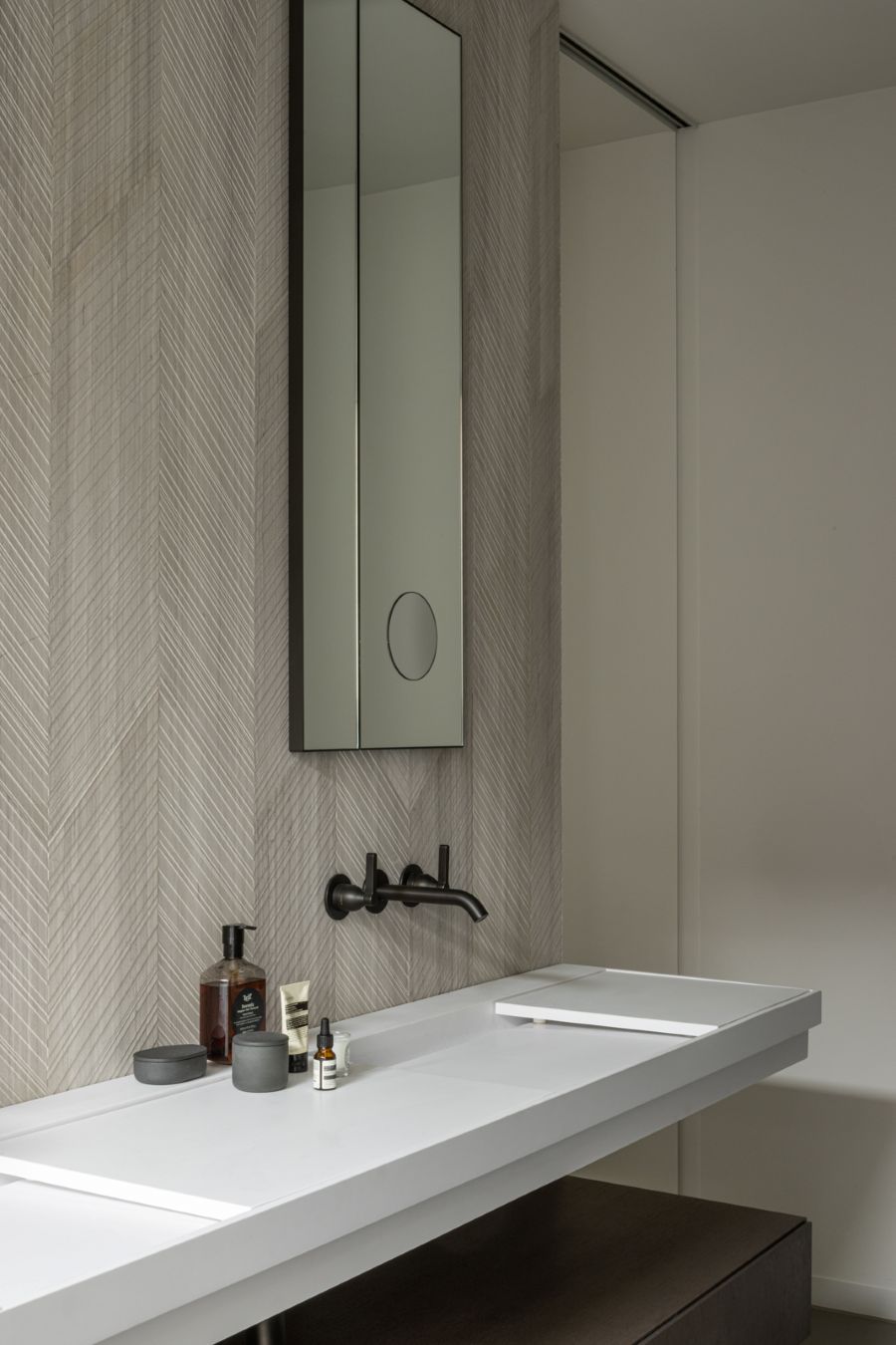 Minimalistické hladké línie a kvalitné materiály vytvárajú luxusný dizajn.