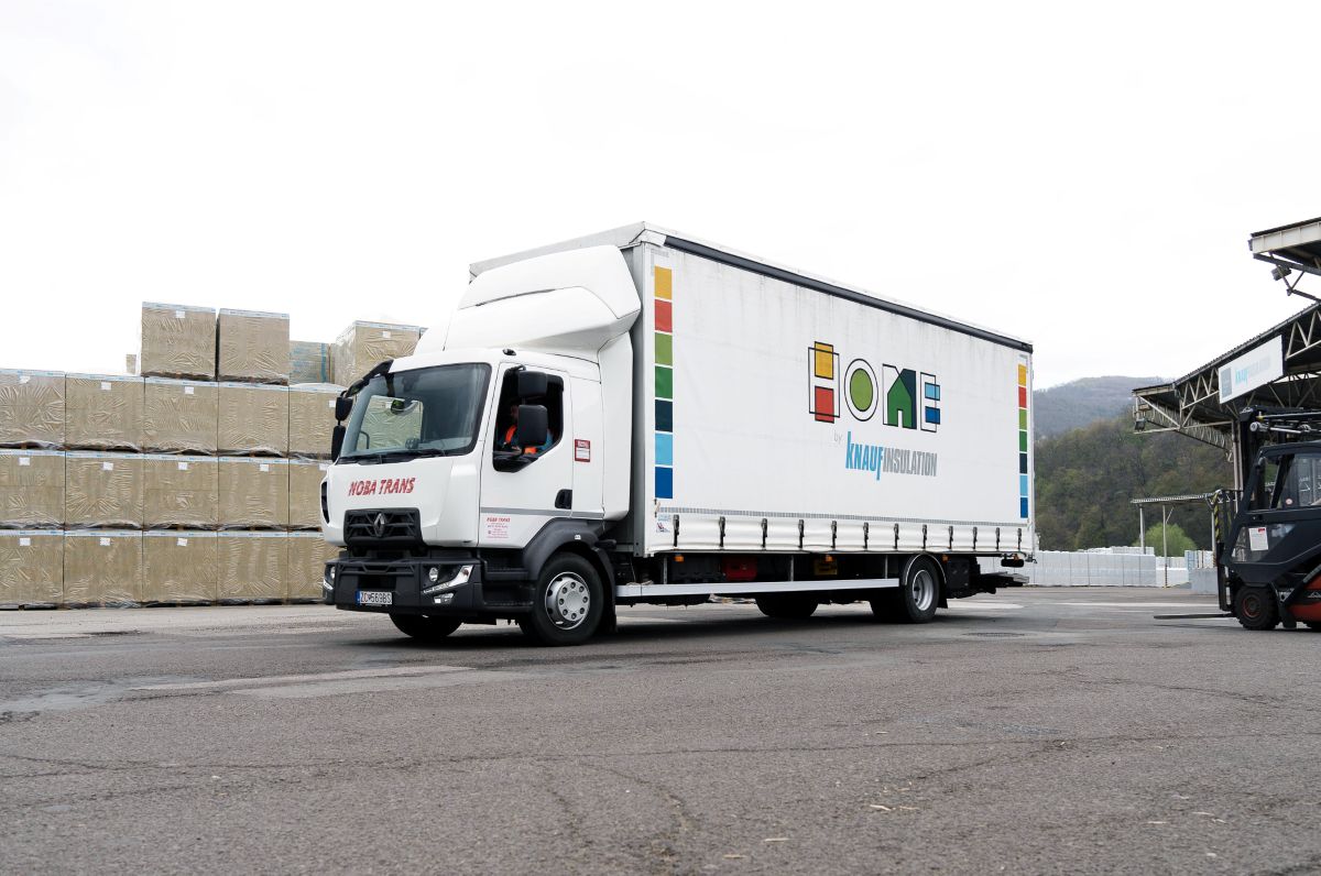 Kamión s logom Knauf Insulation.