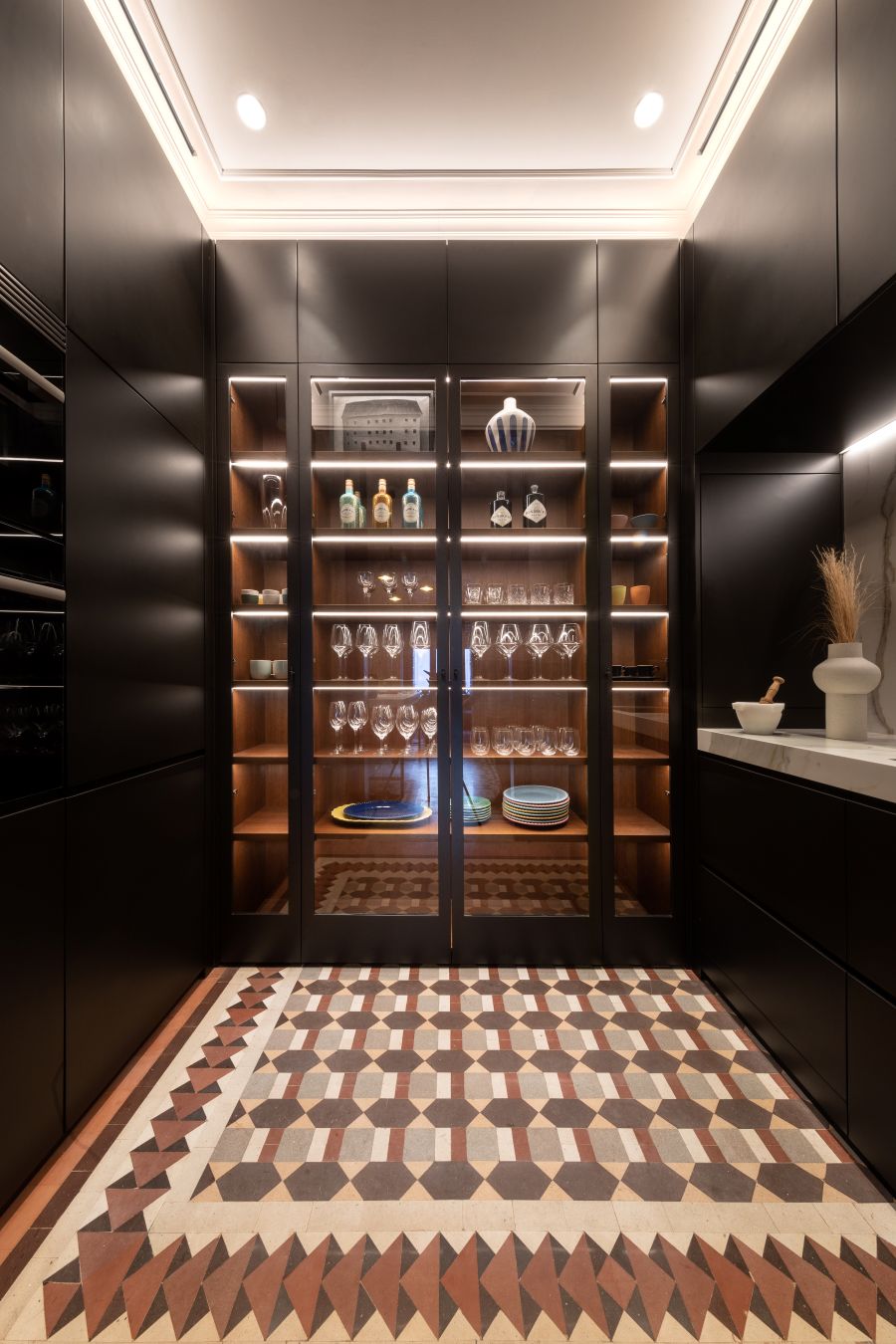 Vedľa kuchyne sa nachádza ďalšia, hoci menšia kuchynka, takzvaná butler's kitchen. V nej nájdete okrem početných úložných priestorov aj rúru na pečenie, ďalší drez a pracovný priestor.
