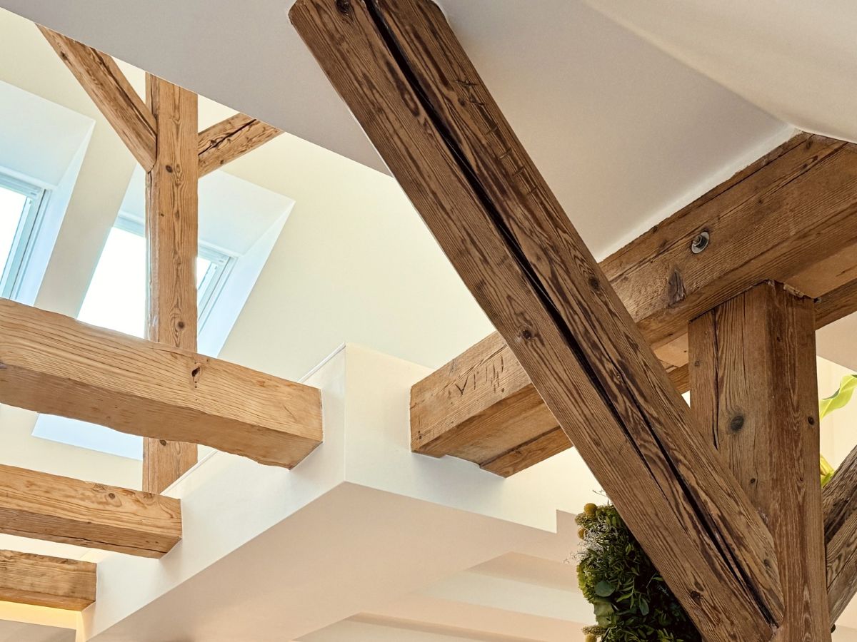 Drevené trámy objavili architekti pod podhľadmi a omietkou.